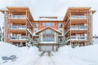Big White Ski In Ski Out Condo with brand new hot tub! 스노우 고스트 익스프레스 주변 호텔