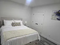 Brand New 1 Bedroom Suite with Private Entrance-10 mins to Airport-self check-in Hotels in Leduc County