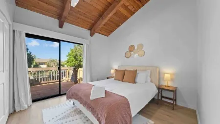 Crystal Beach Hideaway - Private Yard - Close to Beaches & Parks