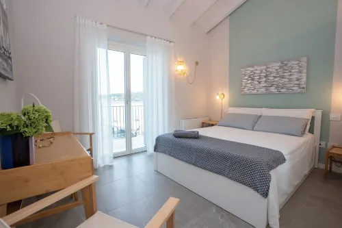 Apartment with a balcony overlooking the harbor