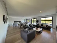 Modern villa, fast WiFi, A/C, pool in private backyard, ideal for fun and work