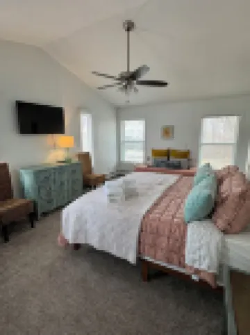 Quiet Charlevoix Cottage Walk to Town and Lake Michigan Beaches