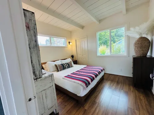 Lovely cottage w/ hot tub in Pacific GroveWalking distance to forest and beach.