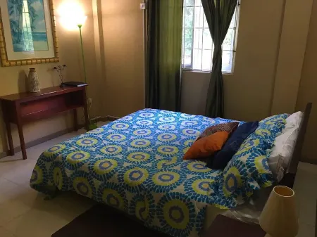 Breathtaking Two Bedroom Apartment located in Cap Estate Отели рядом с достопримечательностью «Редут Бич»