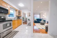 Spacious 4 bedroom Home (15 mins from YYZ airport)