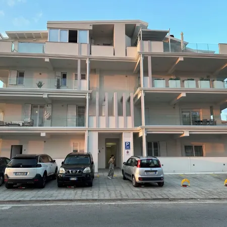 Modern apartment with sea view, top amenities and private parking space