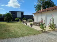 Vacation home with garden, near north beach and carrelets 5 min walk. Hotels in Fouras