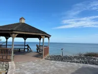 The Little Red Cottage - A cozy home steps away from private beach & wine trail.