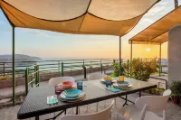 House with sea view, with equipped garden, private parking, pets allowed