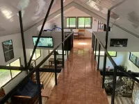 Verdant Arthouse w/ Riverview - minutes from cataratas! Hotel a Bajos del Toro