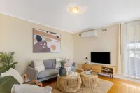 Beach Retreat 2-min walk from beach Hotels in Rosebud