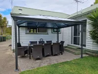 4 Bedroom Californian Bungalow - Sleeps 9. Short Walk to Shops, Beach and pub 세인트 레오나드 호텔