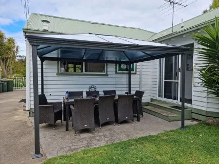 4 Bedroom Californian Bungalow - Sleeps 9. Short Walk to Shops, Beach and pub Отели в г. Сейнт Леонардс