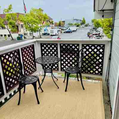 The Bee Hive - Heart of Friday Harbor - 2BR Condo, WiFi, AC, Walk to Everything! Others