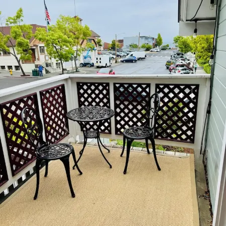 The Bee Hive - Heart of Friday Harbor - 2BR Condo, WiFi, AC, Walk to Everything!