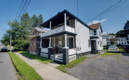 Charming 2-bedroom apartment with AC, WiFi in fantastic Utica