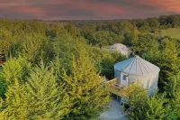 Grain Bin Cabin w/Hot Tub. 2 levels w/Balcony. 1.5 Bathrooms