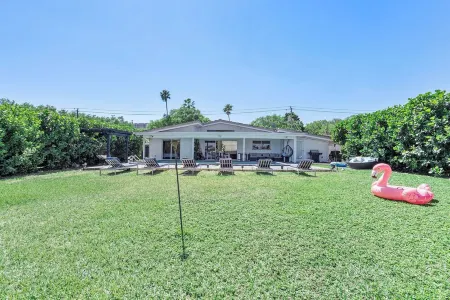 Enchanted Lake House Miami - Spacious 4-bedroom house in Miami with AC, WiFi