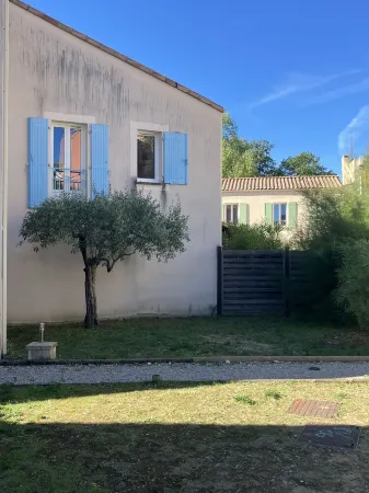 House in Drôme provençale Отели в г. Ньон