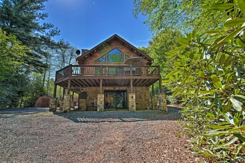 Poconos Family Cabin Fire Pit and Hot Tub! - homestay