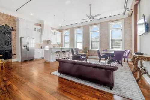 Historic downtown apartment with a view Hotels in Crowley