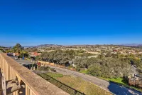 Retro House w/ Deck & Arroyo Grande View - Parking