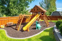 Luxe Spacious 5-bedrooms w/pool, hot tub, sauna, fenced, gourmet kitchen & more!