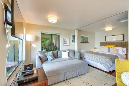 Waterfront Allyn Retreat w/ Guest House & Beach! - 3 tähden