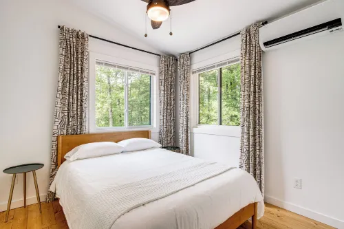 Modern Hiker's Haven w/ Dupont State Forest Views! - Pysäköinti