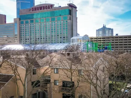 Sinatra Suite-Block from Ocean Casino and Waterpark Отели рядом с достопримечательностью «Hard Rock Giant Guitar»