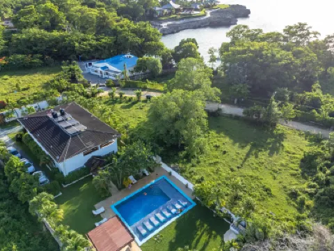 Villa con piscina natural perfecta para familias Hoteles en 