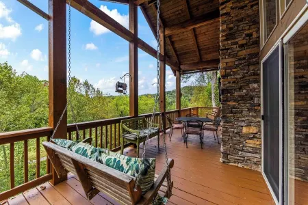 Luxury Condo w/ Mountain View, Full Kitchen, W&D, Garage and No Steps to get in!