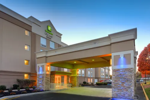 Holiday Inn Express & Suites WEST LONG BRANCH - EATONTOWN by IHG - Parkplatz