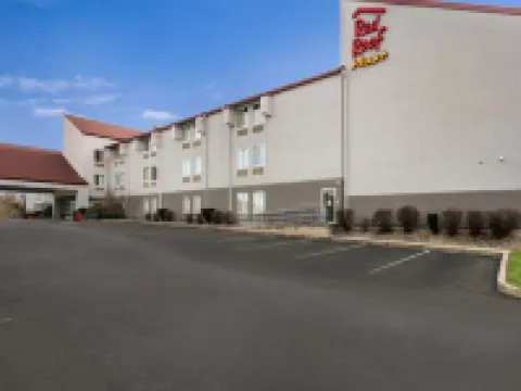 Red Roof Plus+ Boston - Logan Hotels in Essex County