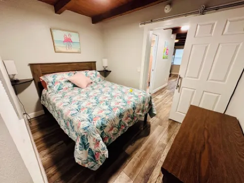 Cottage 32: Flamingo Bungalow - Waterfront Lodging in Downtown Tavares, FL