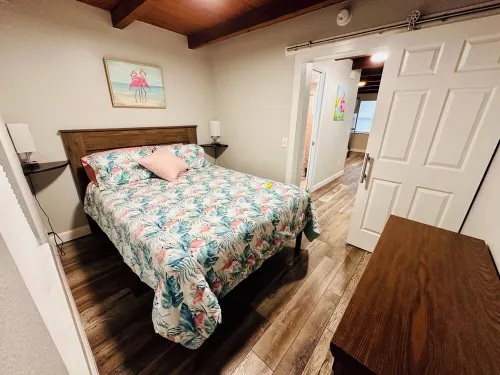 Cottage 32: Flamingo Bungalow - Waterfront Lodging in Downtown Tavares, FL Hotels in Tavares