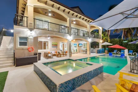 5 Bedrooms, Pool/Spa Heated, Bikes, Kayaks, Game Room, Elevator, Deep 75' Dock. Отели в г. Key Colony Beach