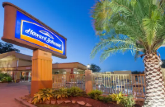 Howard Johnson by Wyndham Historic Lake Charles Hotels near Imperial Calcasieu Museum