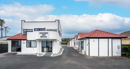 Summer Inn Motel - Newly Renovated, 2 Min Walk to Orewa Beach Отели в г. Орева