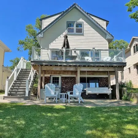 Pewaukee Lake House Rental: 4 Bedrooms, 2.5 Baths, Pier, Pontoon,Family Friendly
