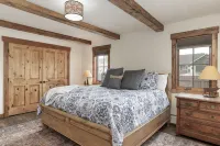 Charming Cabin with Private Hot Tub and Scenic Mountain Views - Cozy Retreat