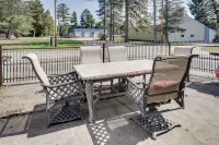 'the Townhall' Northwoods Retreat w/ Large Patio! - 2-Sterne