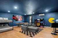 Poolside Paradise Room Fire Pit Hot Tub