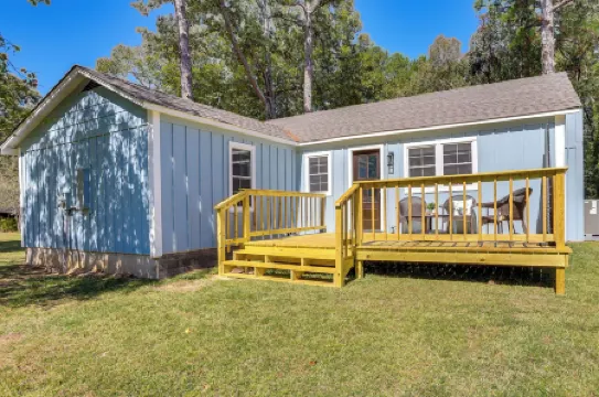 10 Mi to Tennessee River: Blue Willow-themed Home