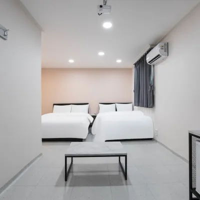 Doksan White Hotel dekat Kuil Bulyeongam