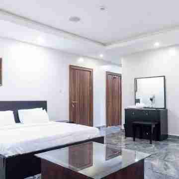 5 Bed Home w/ Professional Chef, Strong Security, Daily Housekeeping Rooms