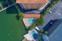Relax in High-End Coastal Luxury at Harborview Grande - プライペートプール