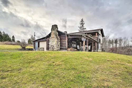 New Paris Cabin ~ 11 Mi to Shawnee State Park - balcony