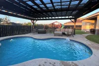 Pool, Patio & Yard: Chic South Texas Home - 3 stjerner