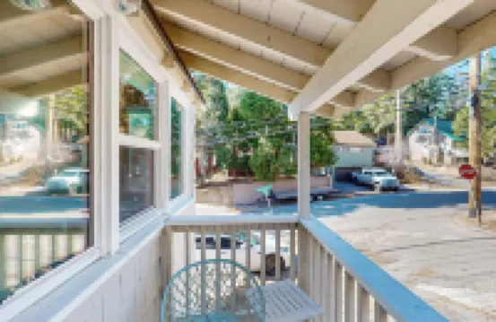 Relaxing Retreat w/ Deck, 1 Mi to Lake Arrowhead!